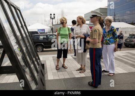 Le Sgt. Julia Junk views un mur commémoratif avec des noms de membres du service au cours de la cérémonie commémorative guerriers tombés à Boston, Mass., 18 juin 2017. Au cours de la cérémonie, les représentants de l'US Navy et du Corps des Marines des États-Unis, ainsi que des forces navales du monde entier, a posé cinq des couronnes pour rendre hommage à leurs camarades tombés. En outre, sept roses jaunes ont été portées au mémorial pour rendre hommage aux sept marins qui ont perdu la vie à bord du USS Fitzgerald (DDG-62) plus tôt cette semaine. Junk est un champ d'opérateur avec l'Escadron des communications de l'aile Marine, Marine 28 Groupe d'aéronefs, 14 Banque D'Images