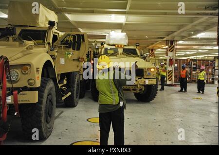 Les civils et les soldats de l'Armée américaine affecté à la 841e bataillon de transport sur-charge Mine-Resistant véhicules protégés sur l'embuscade Liberty liberty ship de la société Maritime Passion at Joint Base Charleston, S.C., le 15 juin 2017. Les membres de la 841e bataillon de transport mis en scène, traitées et configuré le matériel à l'appui du Marine Corps pré-positionnement et la mise en scène à travers l'Europe et l'Asie. Le 841e bataillon de transport de surface et de distribution effectue des opérations de déminage dans le port de soutien Les commandants de combat géographique et la disponibilité du déploiement. Banque D'Images