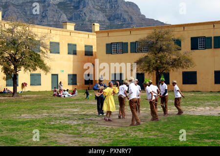 Rieldancers traditionnels sud-africains d'être filmé au château de Bonne Espérance au Cap. Banque D'Images