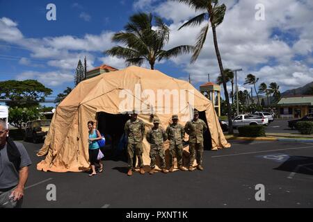 Soldats affectés au 225e Bataillon de soutien de la Brigade, l'équipe de combat de la 2e Brigade d'infanterie, 25e Division d'infanterie, prendre part à l'Assemblée Waianae Coast Disaster Relief juste, le 3 juin 2017. En cas de catastrophe sur l'île d'Oahu, les organismes civils et militaires travaillent ensemble pour assurer la sécurité des communautés locales et leurs familles. L'honneur des soldats d'une vaste gamme d'actifs qui pourraient être utilisés dans la réponse d'urgence. Banque D'Images