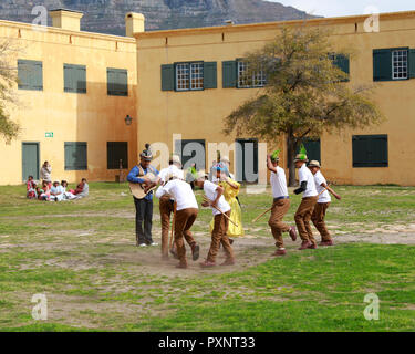 Rieldancers traditionnels sud-africains d'être filmé au château de Bonne Espérance au Cap. Banque D'Images