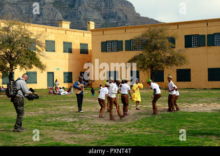 Rieldancers traditionnels sud-africains d'être filmé au château de Bonne Espérance au Cap. Banque D'Images