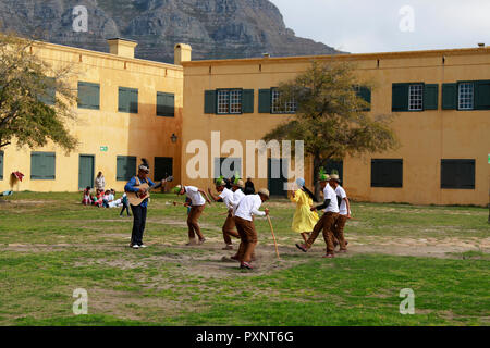 Rieldancers traditionnels sud-africains d'être filmé au château de Bonne Espérance au Cap. Banque D'Images