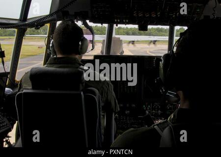 Réserve de l'US Air Force Le Major Peter Hughes, pilote, 327e Escadron de transport aérien, les taxis un C-130J Super Hercules pour la piste 15 juin 2017, à Little Rock Air Force Base, arche. L'avion faisait partie d'un groupe de trois qui a volé le 913e groupe de transport aérien du 3-ship" sortie ouverte entièrement par des aviateurs de la réserve. Banque D'Images