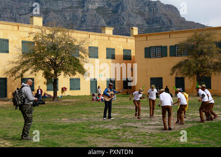 Rieldancers traditionnels sud-africains d'être filmé au château de Bonne Espérance au Cap. Banque D'Images