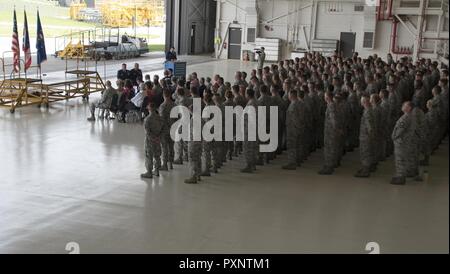 Une cérémonie de promotion pour le Colonel Kenneth Kmetz, commandant du Groupe d'entretien la 179e à la 179e Airlift Wing, Mansfield, Ohio, s'est tenue le 18 juin 2017. ( Banque D'Images