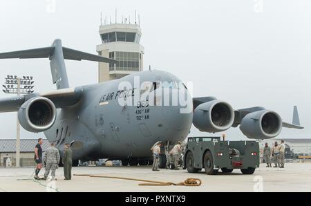 Le personnel de maintenance de l'aéronef à partir de la 712e et 736e Escadrons d'entretien d'aéronefs repositionner un C-17 Globemaster III pour le Cmdr. Grant Edwards, Police fédérale australienne, Ambassade de l'Australie, Washington, D.C., pour sa seconde tentative de tirer les avions pesant environ 418 898 livres, 16 juin 2017, sur la base aérienne de Dover, Delaware Edwards est prévu de tenter l'extraction d'un C-17 pendant la "Thunder over Dover : 2017 Dover AFB Open House, 26-27 août". Banque D'Images