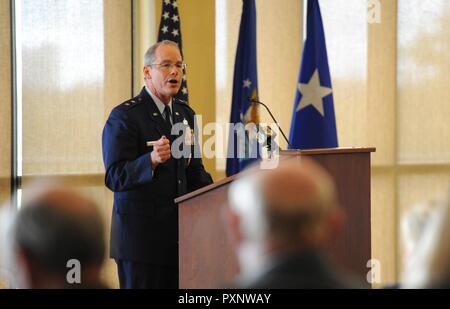 Le major-général Bob LaBrutta, 2e commandant de l'Armée de l'air, prononce une allocution lors de la 81e Escadre Formation cérémonie de passation de commandement au Centre d'événement Bay Breeze 2 juin 2017, sur la base aérienne de Keesler, mademoiselle Colonel Michele Edmondson adopté sur le commandement de la 81e Escadre de formation au colonel Debra Lovette. Banque D'Images