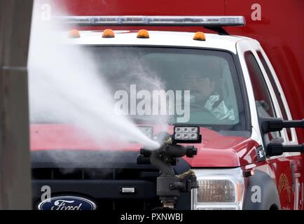 Le s.. Logan Knutson, 81e Division Infrastructure pompier, tente d'éteindre un pompier les aides à la formation au cours de l'exercice de tir réel sur la piste le 7 juin 2017, sur la base aérienne de Keesler, mademoiselle l'incendie, le ministère de Keesler Gulfport CRTC Fire Department et le service d'incendie de Stennis Space Center sont tous nécessaires à la pratique service de Sauvetage et lutte contre les incendies pour répondre à une exigence de formation semi-annuel. Banque D'Images