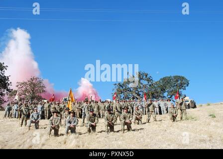 Troopers de la Garde côtière canadienne Cal 1er Escadron, 18e Régiment de cavalerie posent pour une photo au Camp Roberts Soldat Bowl le 14 juin après avoir terminé une intense formation annuelle de deux semaines de l'exercice. Banque D'Images