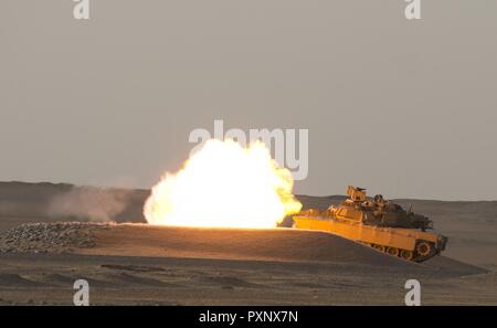 Un M1A2 Abrams char de combat principal engage l'équipage tout en fournissant des cibles de tir d'appui direct pour un élément de reconnaissance au cours de la formation à l'Hunter-Killer Koweït Multipurpose Éventail complexe 7 juin. L'Escadron sabre développe Hunter-Killer comme concept, la collaboration avec les réservoirs de Bradleys both a augmenté la puissance de feu et la vitesse dans la mission de reconnaissance. Banque D'Images