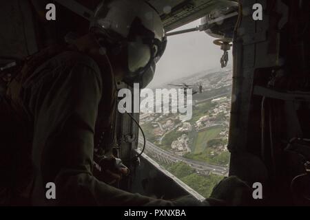 MCAS FUTENMA, Okinawa, Japon- Le s.. Jahbari H. donne les codes d'un CH-53E Super Stallion hélicoptère pendant un exercice d'entraînement de l'extrait de l'entreprise le 16 juin à Okinawa, au Japon. La désignation 'CH' signifie 'hélicoptère cargo." Codes est un chef des opérations de l'aviation maritime avec l'Escadron d'hélicoptères lourds, 462 3rd Marine Aircraft Wing, actuellement affecté à la 1ère Marine Aircraft Wing en vertu du programme de déploiement. Banque D'Images