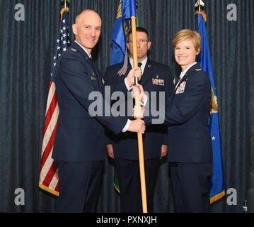 Le Colonel Ryan Samuelson, 92e Escadre de ravitaillement en vol, passe le 92e Groupe médical guidon au colonel Michaelle Guerrero, 92e commandant de l'OMD, au cours d'une cérémonie de passation de commandement le 16 juin 2017, à Fairchild Air Force Base, à Washington. Guerrero a pris le commandement du colonel Meg Carey. Banque D'Images