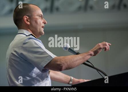 Adm. Charles Michel, vice-commandant de la Garde côtière, les adresses les invités au 30e rapport annuel conjoint Women's Leadership Symposium à l'hôtel Hilton de l'hôtel Norfolk de Norfolk, Virginie, le 15 juin 2017. Michel a parlé de possibilités la Garde côtière canadienne présente aux femmes et comment l'armée dans son ensemble peut renforcer le leadership féminin. Banque D'Images