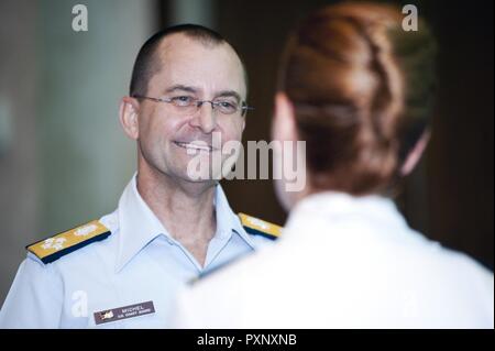 Adm. Charles Michel, vice-commandant de la Garde côtière, se mêle aux invités à la 30e rapport annuel conjoint Women's Leadership Symposium à l'hôtel Hilton de l'hôtel Norfolk de Norfolk, Virginie, le 15 juin 2017. Les événements du symposium et intervenants se sont concentrés sur des possibilités et des idées pour les militaires. Banque D'Images