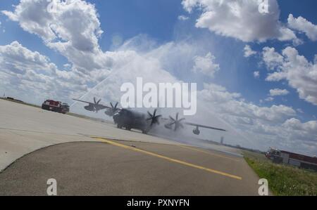 Un MC-130J Commando II est pulvérisé par camions, connu sous le nom de "l'eau salute", comme elle les taxis sur la piste au cours de la 'fini' vol de son pilote, le colonel Benjamin Maitre, ancien commandant de l'Escadre d'opérations spéciales du 27ème, à Cannon Air Force Base, Nouveau Mexique, Jun. 1, 2017. La tradition des panaches de pulvérisation d'eau sur l'aéronef peut signaler la fin de la carrière du pilote ou il y a marquer le début ou la fin de la vie de l'avion. Datant de la Seconde Guerre mondiale, l'armée des États-Unis a célébré et des pilotes d'autres agents expérimentés' vols final soit au courant de leur unité ou leur carrière. Les pilotes utilisent ces Banque D'Images