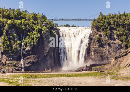 Le lac bleu et puissante cascade Montmorency dans Parc de la Chute Montmorency, au Québec Banque D'Images