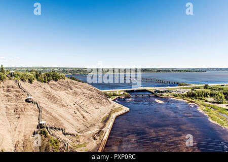 Long pont suspendu enjambe le fleuve Saint-Laurent entre Montmorency et l'île pittoresque de l'île d'Orléans au Québec, Canada. Banque D'Images