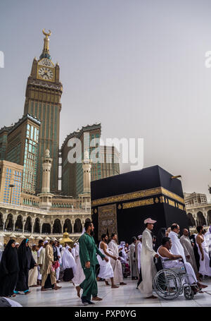 La Mecque - circa 2013 vue de pèlerins musulmans circumambulate la Kaaba de rez-de-chaussée de la mosquée Haram à La Mecque, l'Arabie Saoudite. Tous les musulmans autour de la w Banque D'Images