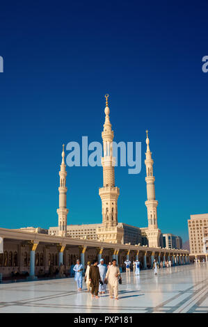 Vue extérieure des minarets d'une mosquée du composé. Masjid Al nabawi minarets à Médine, en Arabie Saoudite Banque D'Images