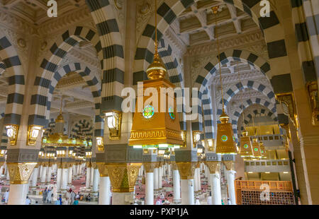 AL MADINA, l'ARABIE SAOUDITE-circa 2014 : Intérieur Vue de dessus de Masjid Nabawi Nabawi (mosquée) à Al Medina, Royaume d'Arabie Saoudite. Banque D'Images