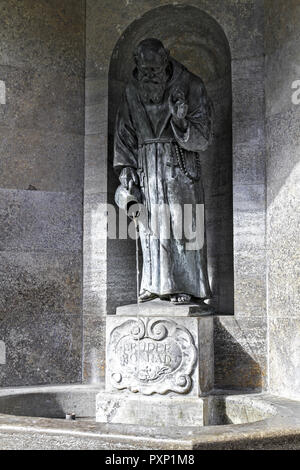 Deutschland, Bayern, Oberbayern, Altoetting, Bruder-Konrad Bruder-Konrad-Kirche,-Brunnen Banque D'Images