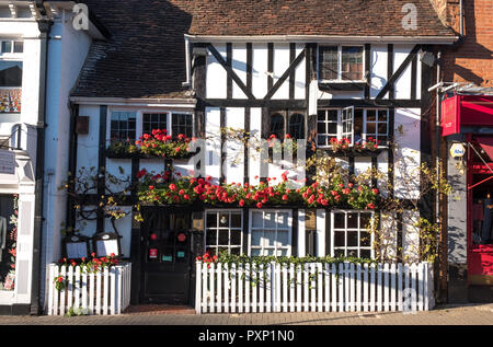 Amis Restaurant à Pinner High Street, Middlesex au Royaume-Uni. Le restaurant est situé dans la ville historique de bâtiment tudor du bois. De plus en plus à l'extérieur sont géraniums rouges. Banque D'Images