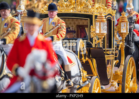 La reine Elizabeth II à l'État Le transport comme il arrive à Buckingham Palace, Londres, au cours de la visite d'état du Roi Willem-Alexander et Maxima La reine des Pays-Bas. Banque D'Images