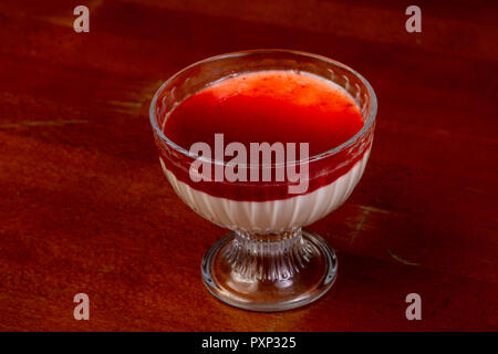 Panna Cota dessert dans le verre Banque D'Images