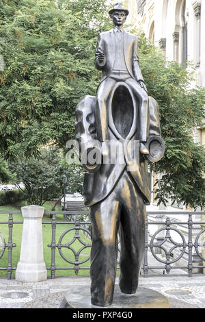 Bei der Skulptur Franz Kafka, 'Der stumme Synagoge in Prag, Tschechische Republik, Franz Kafka sculpture à la Synagogue Espagnole de Prague, Czech Repub Banque D'Images