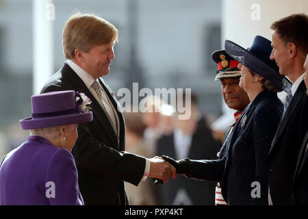 Premier ministre Theresa accueille le roi Willem-Alexander des Pays-Bas peut, flanqué par la reine Elizabeth II, à une cérémonie de bienvenue sur Horse Guards Parade à Londres, au début de sa visite d'État du Royaume-Uni. Banque D'Images