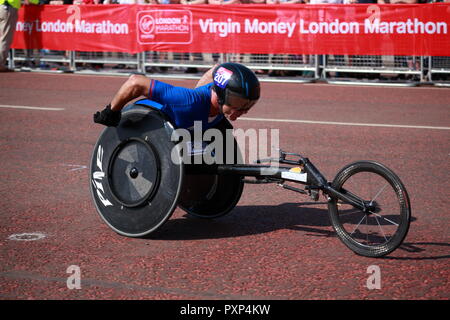 Marathon de Londres 2018 course en fauteuil roulant, dernière étape de la concurrence devant le palais de Buckingham. Banque D'Images