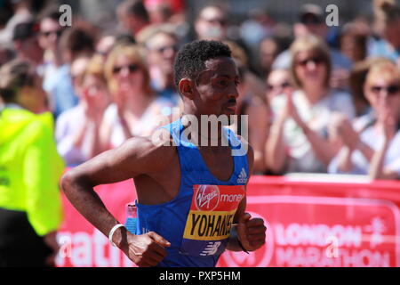 Yohanes Gebregergish s'exécutant dans le Marathon de Londres en 2018, dans la phase finale devant le palais de Buckingham. Banque D'Images