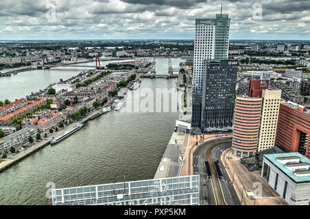 Rotterdam, Pays-Bas, le 20 juin 2015 : Vue aérienne de la Noordereiland Kop van Zuid et quartiers, par interected Nieuwe Maas et Kongs Banque D'Images