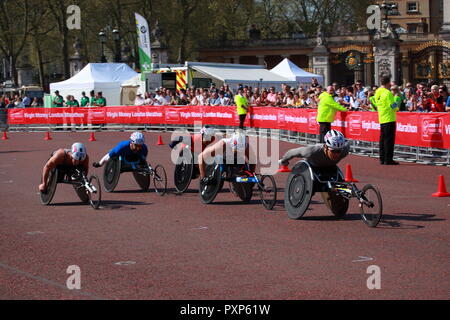 Marathon de Londres 2018 course en fauteuil roulant, dernière étape de la concurrence devant le palais de Buckingham. Banque D'Images