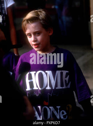 CENTURY CITY, CA - le 15 novembre : l'acteur Macaulay Culkin assiste à la 20th Century Fox's 'Home Alone 2 : Lost in New York' le 15 novembre 1992 à Cineplex Odeon Cinemas Century Plaza à Century City, Californie. Photo de Barry King/Alamy Stock Photo Banque D'Images