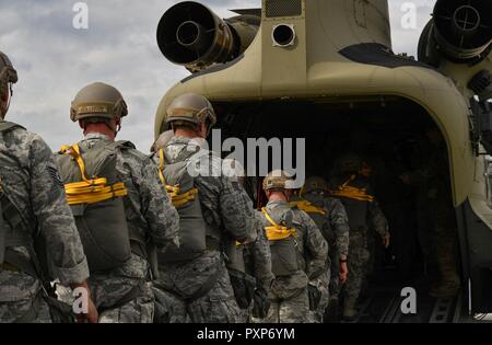 Les aviateurs de l'US Air Force de réserve affecté à la 435ème Groupe d'intervention chargent dans un CH-47 Chinook de l'Armée américaine au cours de l'effort de grève 17 Sabre à Lielvarde Air Base, Lettonie, 10 juin 2017. La 435ème CRG envoie des parachutistes pour lieux rudimentaires pour déterminer si une région peut être utilisé en toute sécurité d'un aéroport. Grève de sabre 17 favorise la stabilité et la sécurité régionales, tout en renforçant les capacités des partenaires et de favoriser la confiance. Banque D'Images