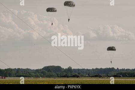 Les aviateurs de l'US Air Force de réserve affecté à la 435ème Groupe d'intervention de flottement pour le sol après avoir sauté d'un CH-47 Chinook de l'armée américaine pour le 435ème du groupe d'intervention d'urgence lors de l'exercice charge grève 17 Sabre à Lielvarde Air Base, Lettonie, 10 juin 2017. La 435ème CRG envoie des parachutistes pour lieux rudimentaires pour déterminer si une région peut être utilisé en toute sécurité d'un aéroport. Grève sabre 17 met en évidence la souplesse inhérente de forces terrestres et aériennes pour répondre rapidement aux crises pour permettre la présence de droite là où c'est nécessaire, quand c'est nécessaire. Banque D'Images