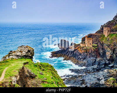 Les couronnes, Maisons moteur partie de la mine Botallack à Cornwall, Angleterre, Royaume-Uni. Banque D'Images