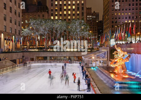 La ville de New York, USA - 22 octobre 2016 : aux personnes bénéficiant d'une patinoire du Rockefeller Center de Manhattan, NYC Banque D'Images