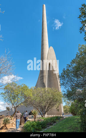 PAARL, AFRIQUE DU SUD, le 10 août 2018 : les touristes à la langue afrikaans Monument à Paarl dans la province de Western Cape Banque D'Images