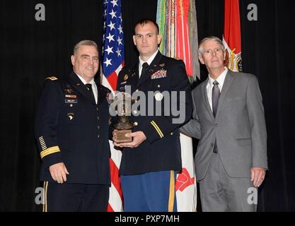 Le Capitaine Scott M. McCollum (centre), membre de la Garde nationale du Missouri, est présenté le général MacArthur Leadership Award par chef d'état-major de l'armée américaine, le général Mark Milley (à gauche) et Patrick Herman (droite), avec le Norfolk, en Virginie, le général Douglas MacArthur Foundation, au Pentagone, à Washington, le 15 juin 2017. Le but du prix est de promouvoir et soutenir le leadership des officiers subalternes, et vise à reconnaître les personnes qui manifestent les idéaux Le Général MacArthur a épousé - Devoir, honneur, Pays - au cours d'un célèbre discours à l'Académie militaire des États-Unis, à West Point, New York. Banque D'Images