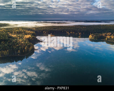 Vue aérienne du lac de l'automne en Lituanie Banque D'Images
