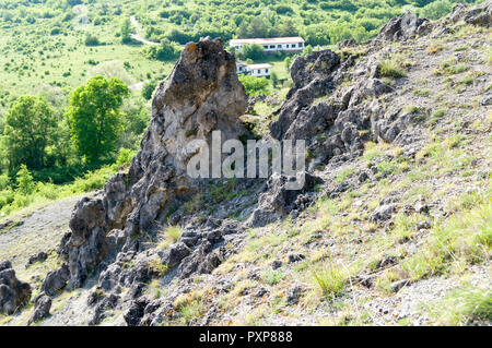 Phénomène naturel champignons en pierre situé près de la route entre en Bulgarie Banque D'Images