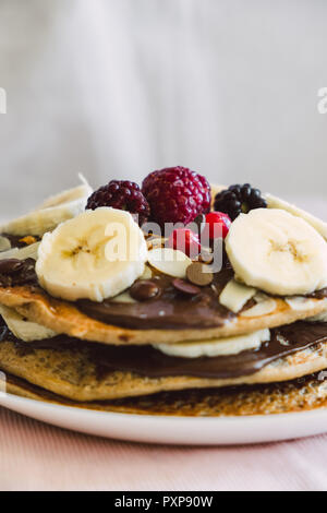 Vegan crêpes de fruits et chocolat. Banque D'Images