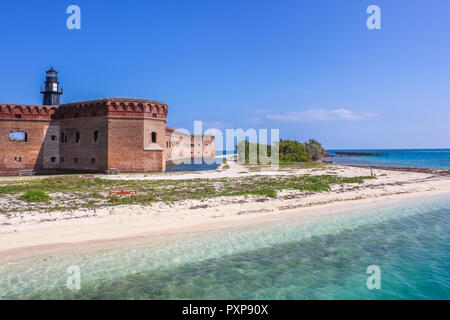 Coaling sud ruines Dock à Fort Jefferson, une forteresse militaire historique, dominé par le phare de clés, sur le jardin Dry Tortugas National Park, Florida, United States. Banque D'Images