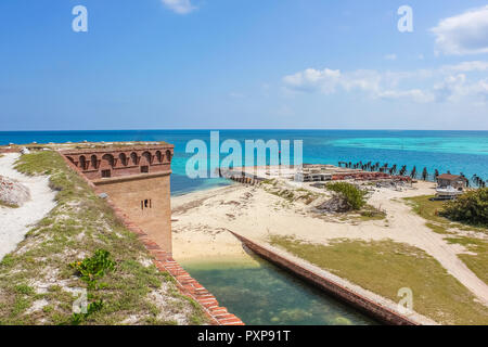 Vue aérienne de l'Amérique du réapprovisionnement pour Dock ruines du fort Jefferson dans le parc national sec de Tortugas, sur la mer des Caraïbes, du golfe du Mexique. Banque D'Images