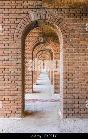 Une série d'arches en briques à l'intérieur de Fort Jefferson. Fort Jefferson est une forteresse historique militaire dans le parc national sec de Tortugas, en Floride. Banque D'Images