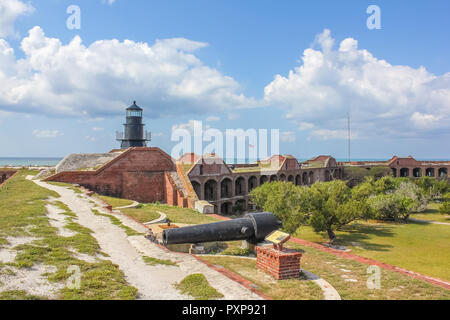 Le jardin et le phare de clé au sommet de cannon dans le Fort Jefferson Dry Tortugas National Park, Florida, United States. Banque D'Images