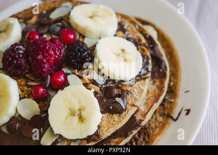 Vegan crêpes de fruits et chocolat. Banque D'Images